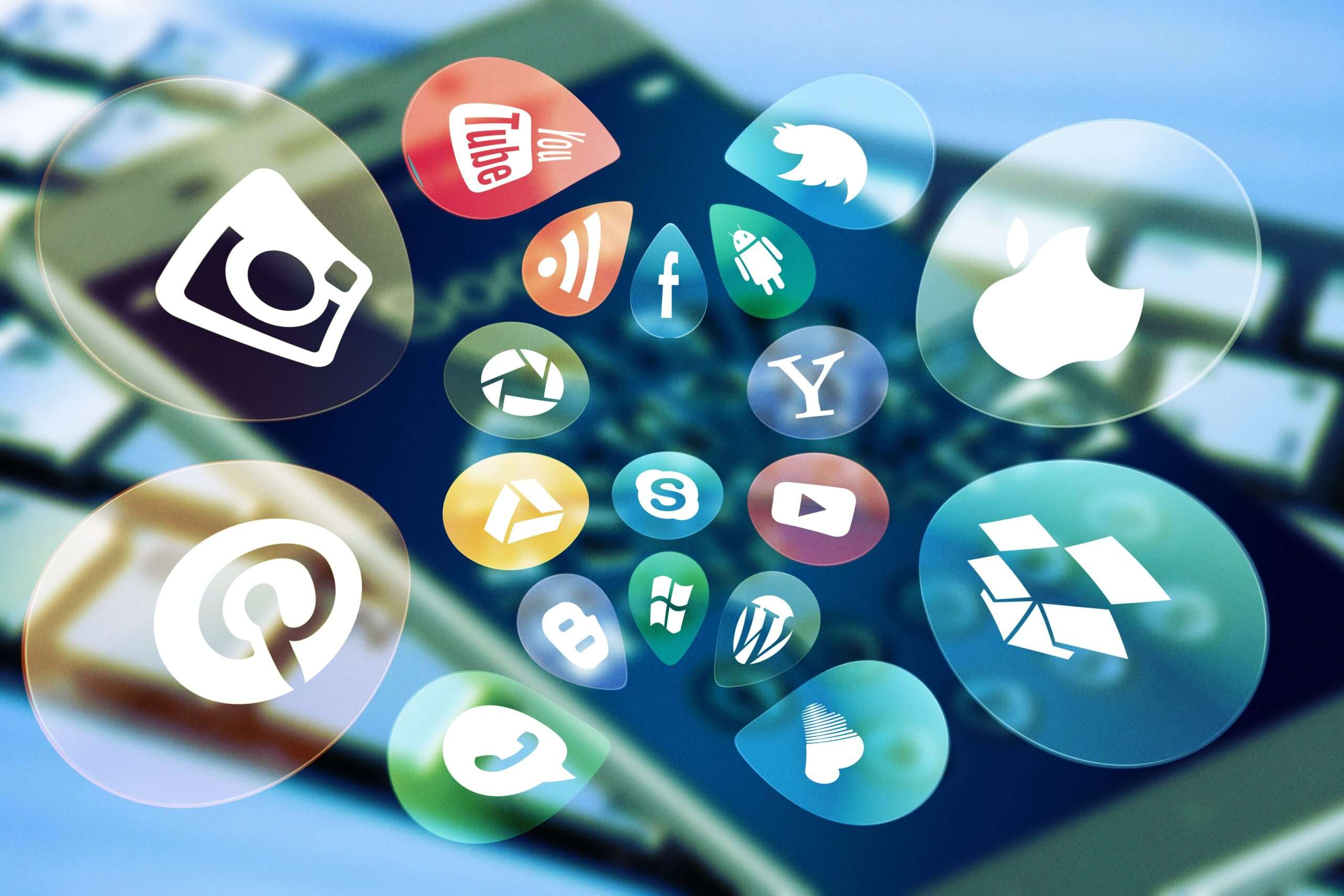 social-media-4140959